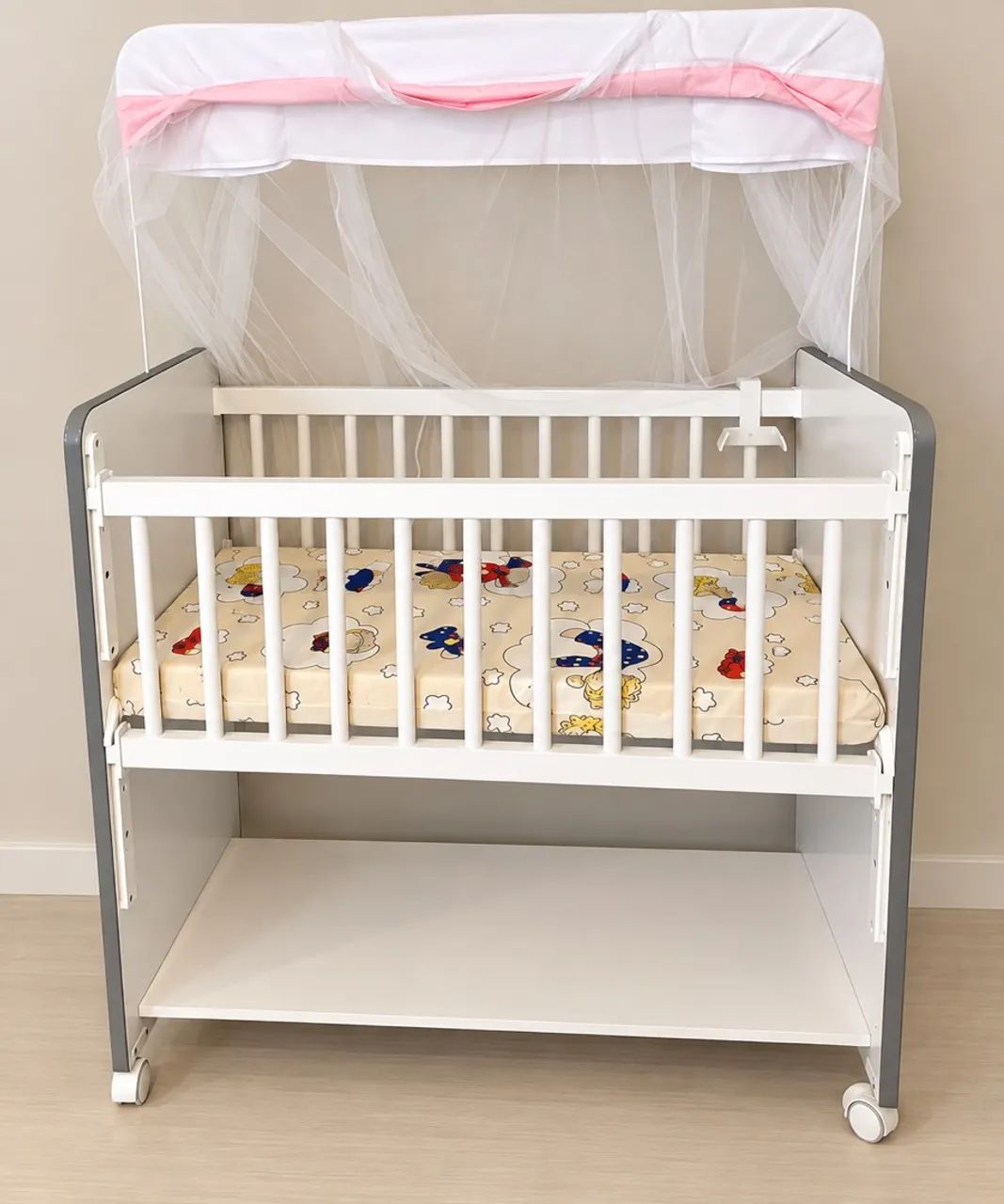 Berço de Bebê com Rodinhas + Mosquiteiro e Colchão