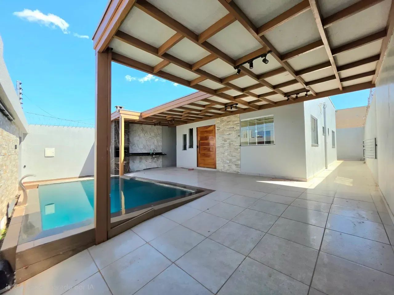 Casa com 2 Quartos sendo 1 Suíte com Closet com  Placa Solar
