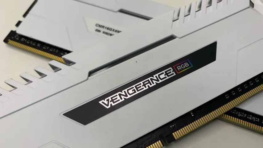 32GB (4X8GB) CORSAIR VENGEANCE RGB 3200MHZ BRANCA - Memória RAM
