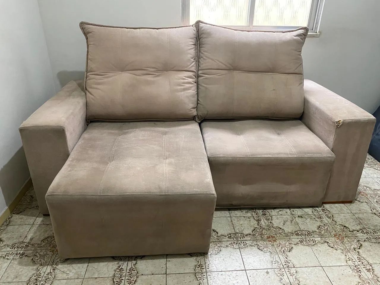 Sofá Retrátil Bege - R$ 400,00