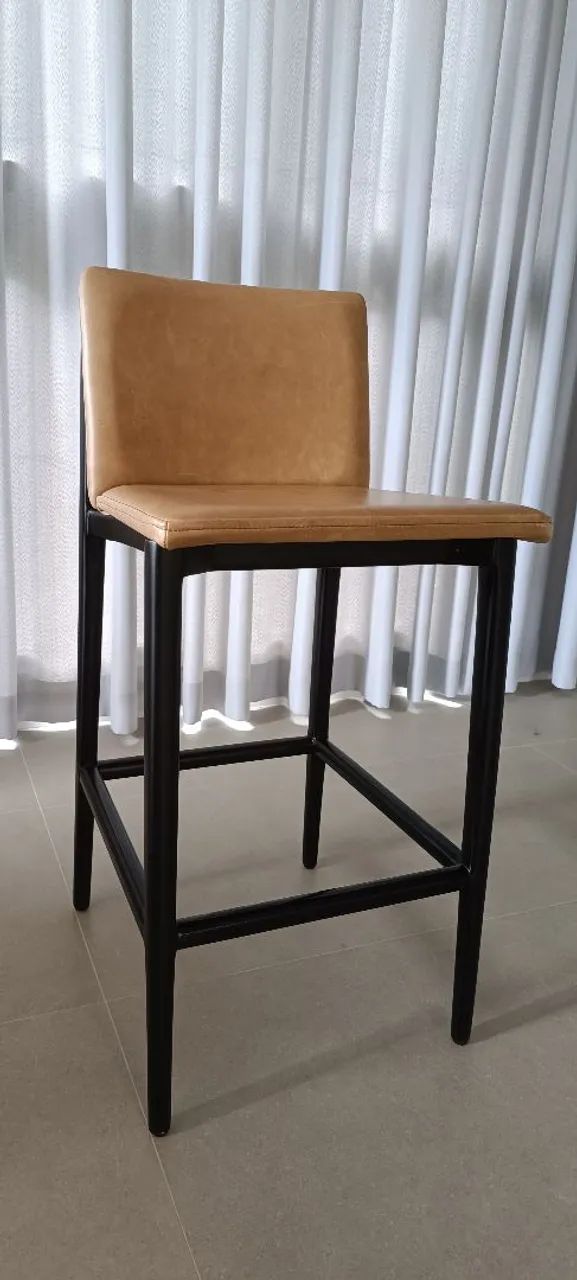 BANQUETA DE MADEIRA E COURO