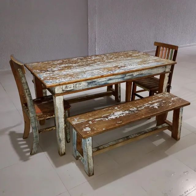Mesa de Madeira Maciça de Demolição (Peroba Rosa). Acompanha 2 bancos e 2 cadeiras.