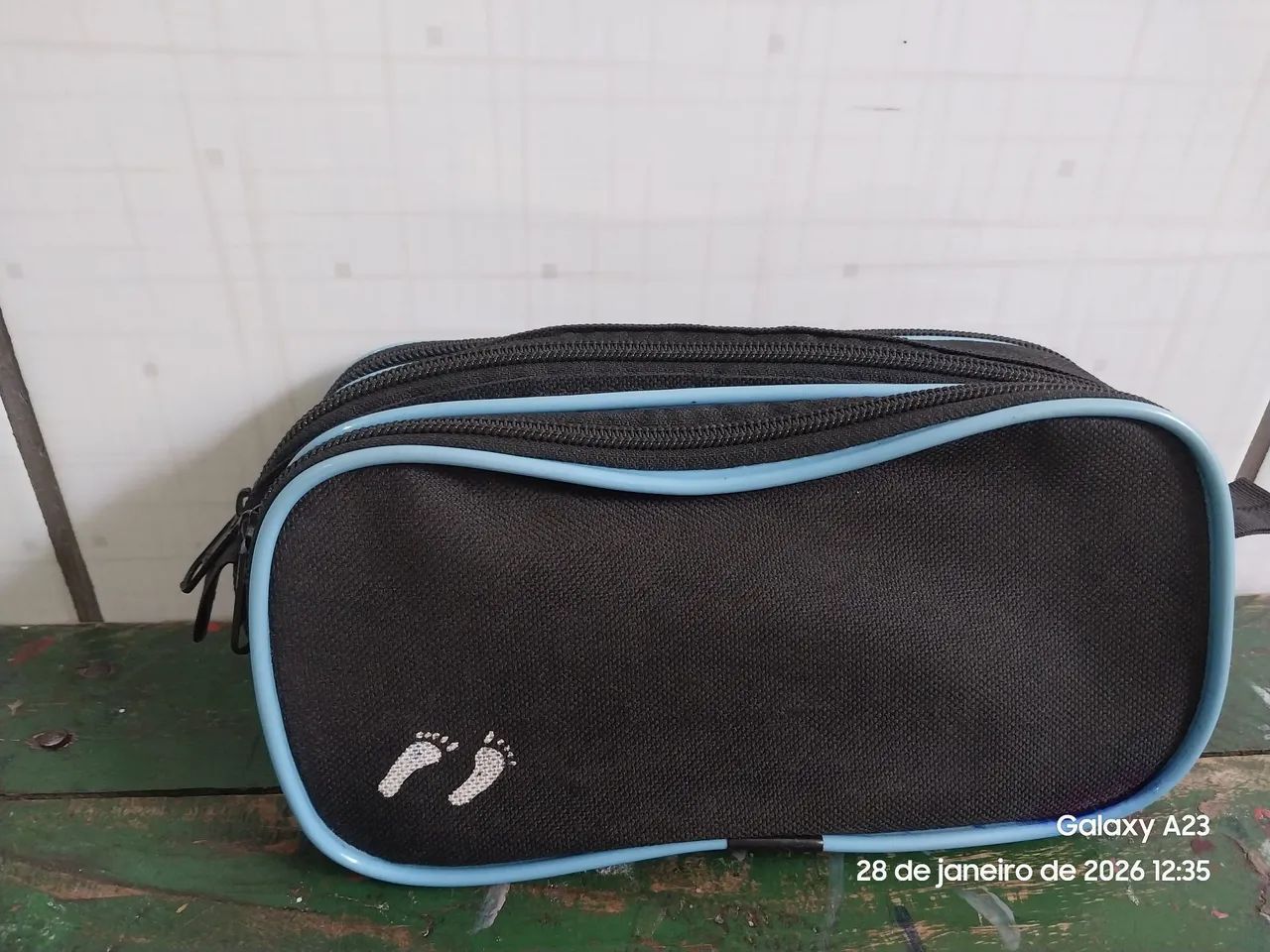 Estojo preto e azul com 3 compartimentos 