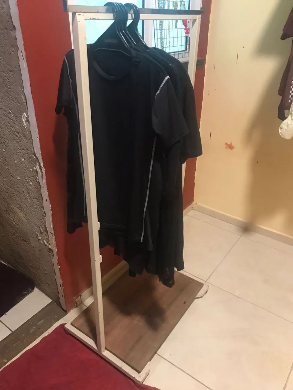 Arara de Roupas em ótimo estado  - Foto 2