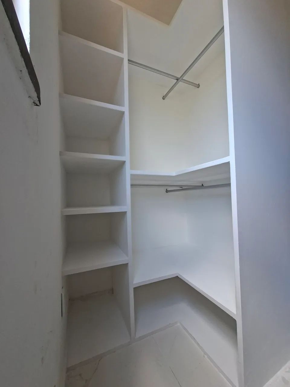 Guarda-roupa de gesso 
