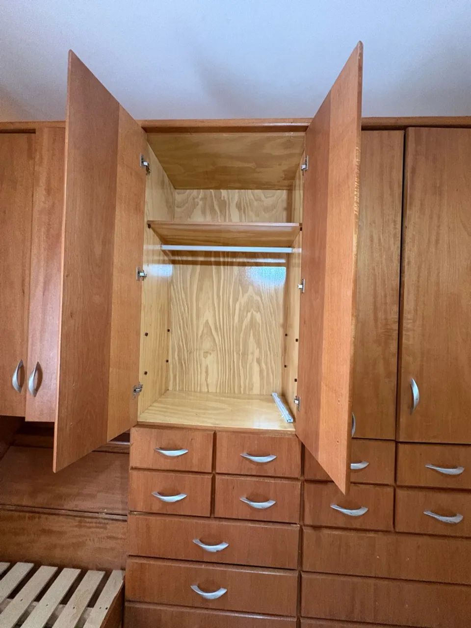 Guarda roupa com cama. - Foto 3