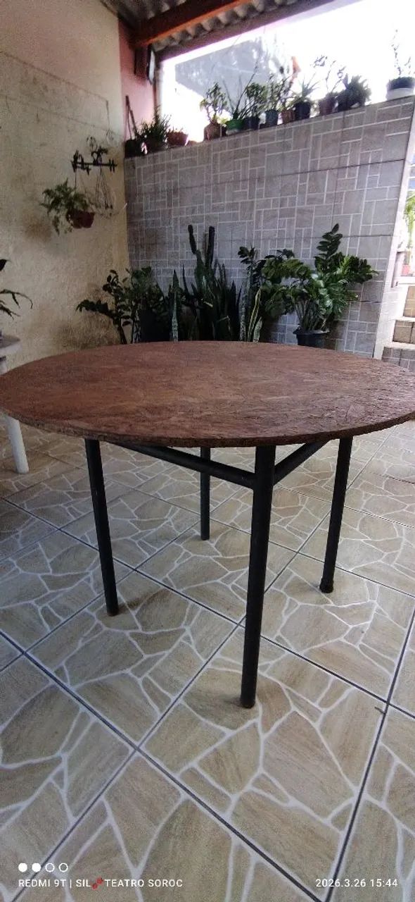 MESA COM TAMPO DE MADEIRA
