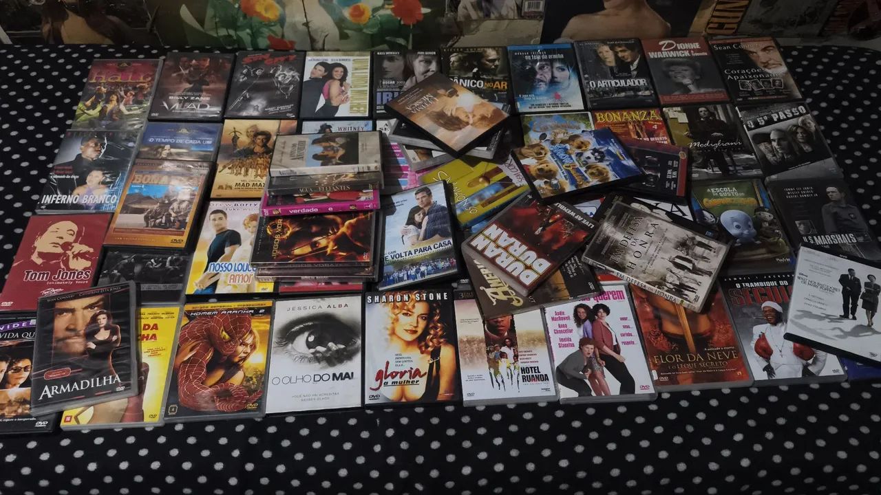lote com 70 dvds de filmes e musicais 