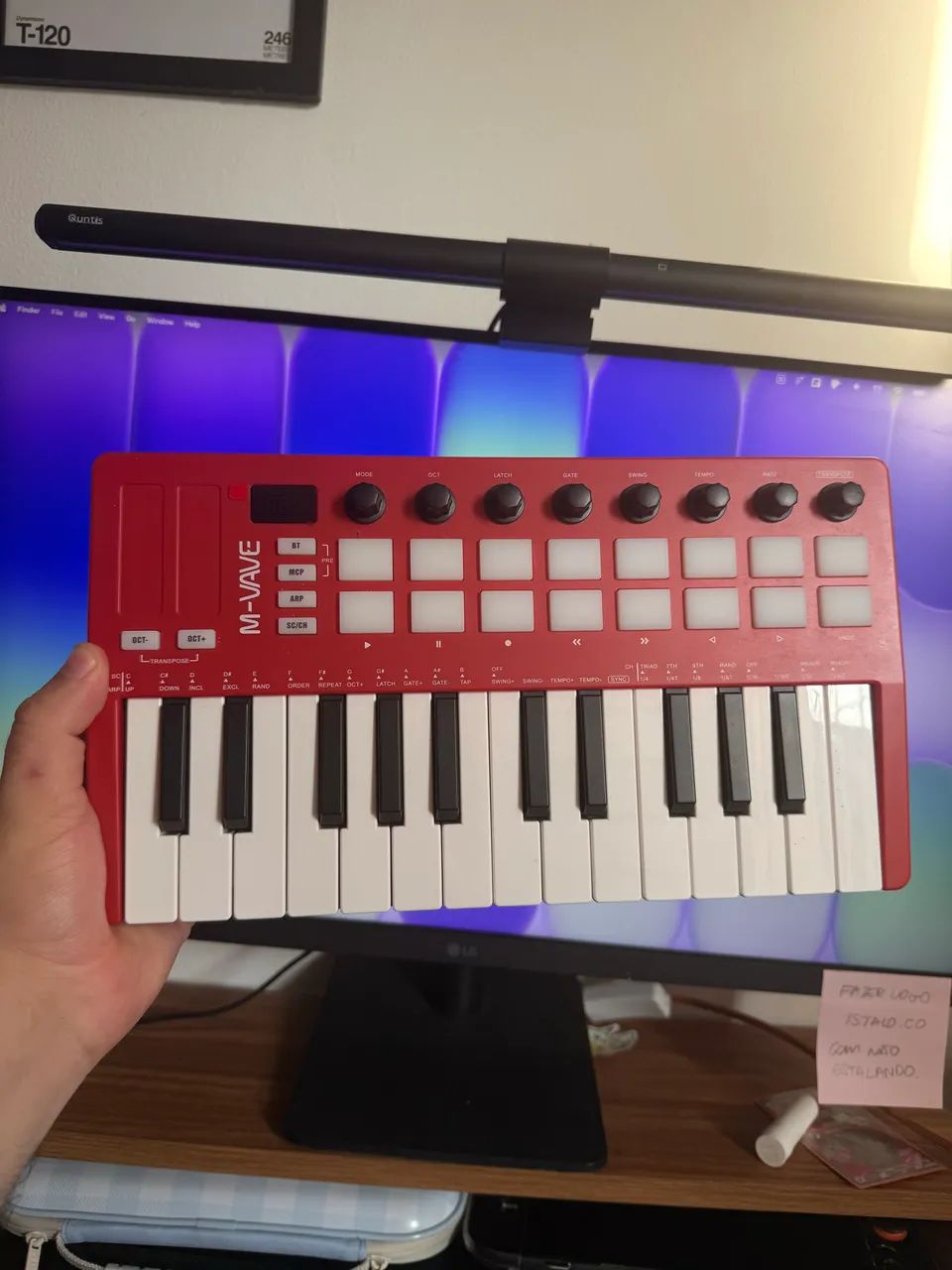 Controlador MIDI M-VAVE 25 teclas com 8 pads RGB, 8 knobs e Bluetooth