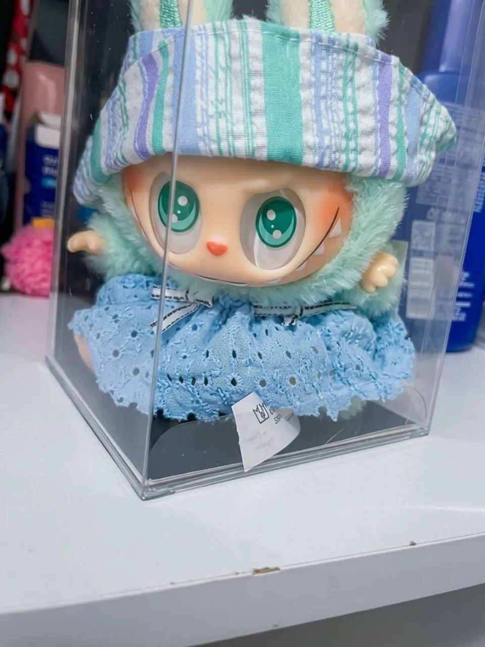 Labubu com roupa azul lacrado na caixa! 