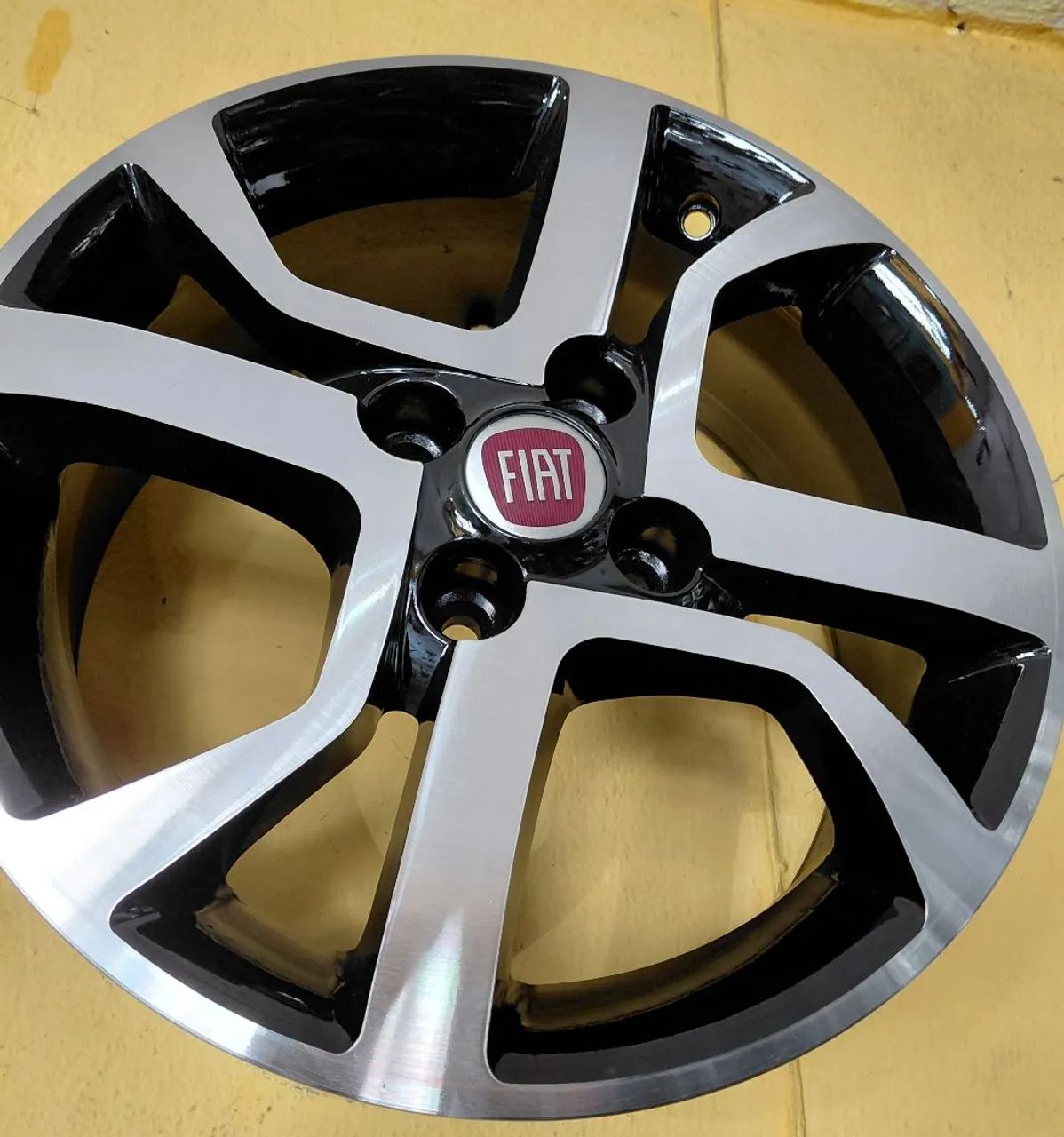 Roda semi nova aro 15 Fiat original  - Foto 2
