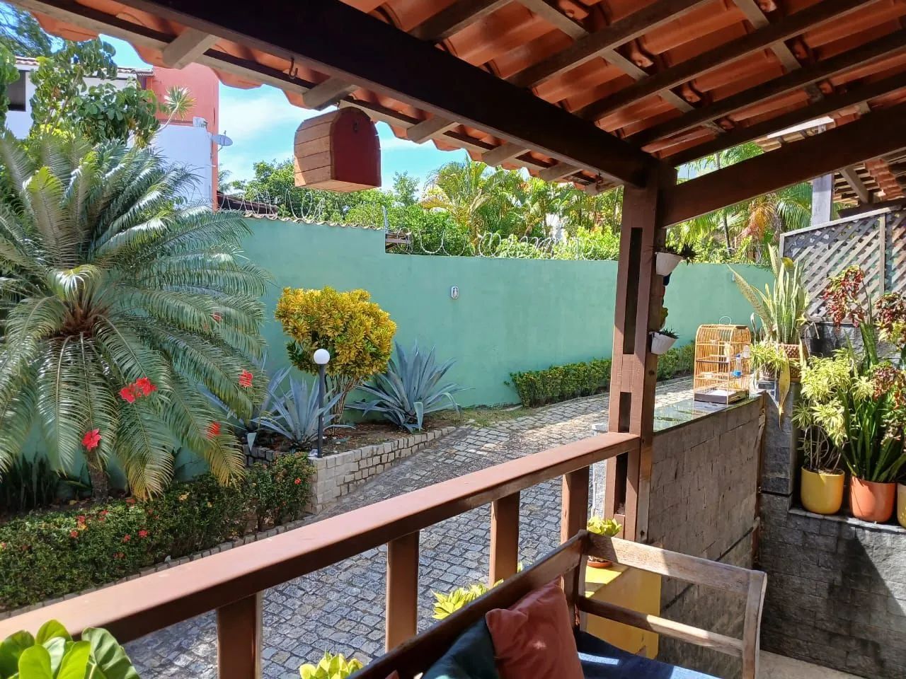 EXCELENTE CASA COM 04 QUARTOS, EM CONDOMÍNIO FECHADO 