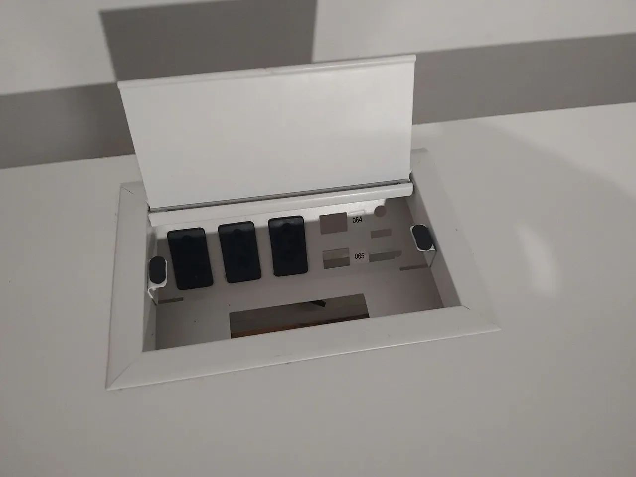 Mesa de escritorio branca ,e gaveta com chave - Foto 3