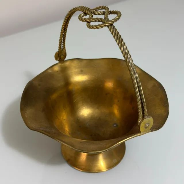 Cesta Antiga de Latão com alça retorcida