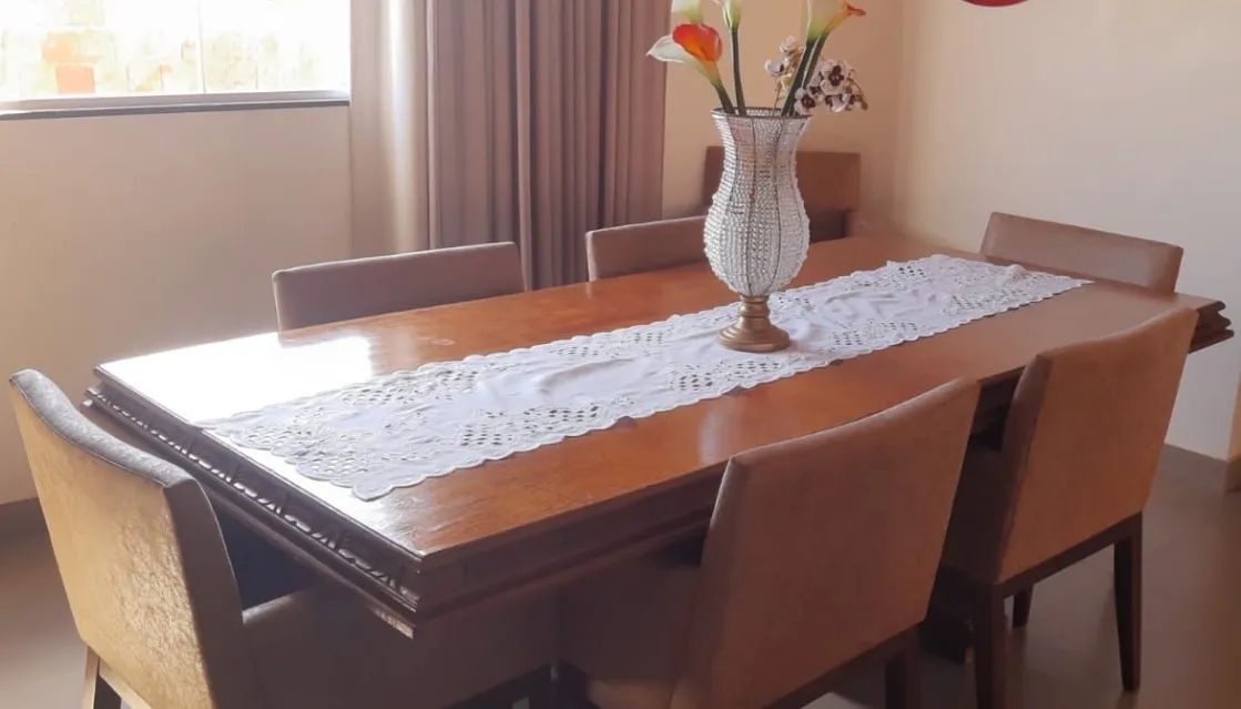 Mesa de Madeira Maciça com 8 cadeiras  - Foto 2
