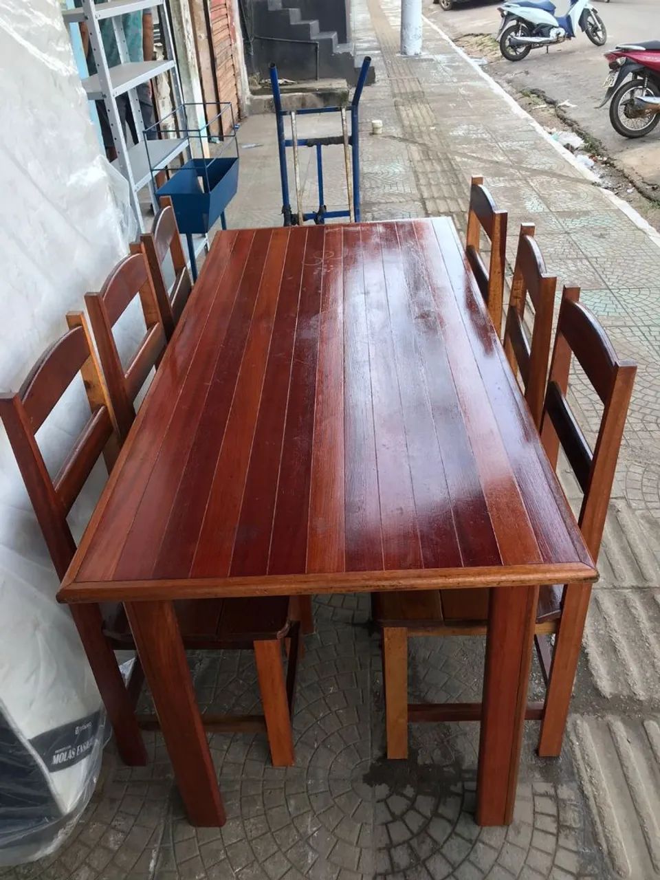 Mesa de madeira com 6 cadeiras  - Foto 2