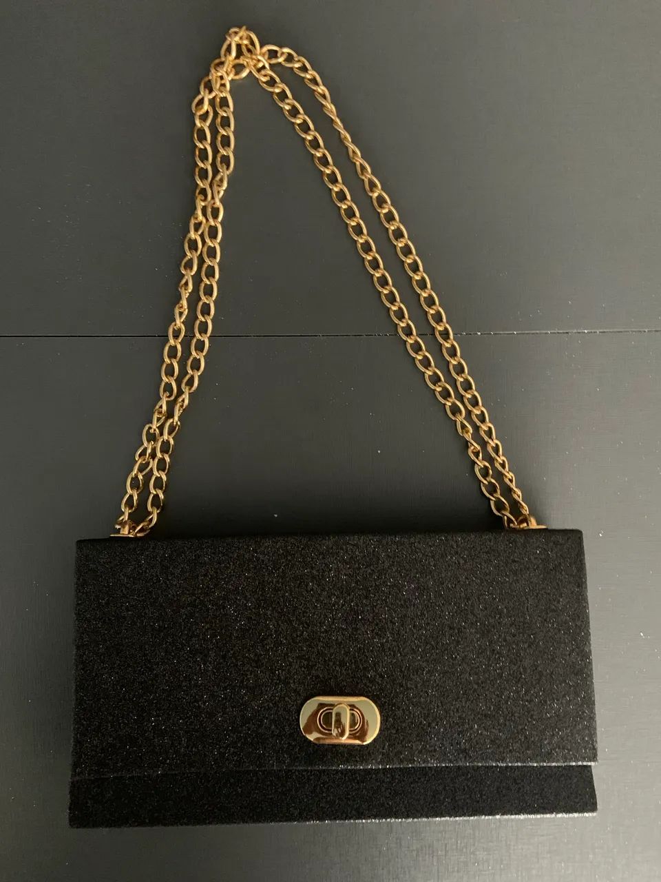 Bolsa preta com brilho e alças douradas  - Foto 2