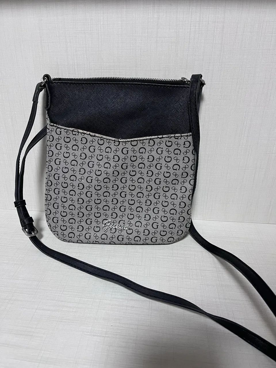 bolsa guess transversal retangular monograma com strass original - Foto 2