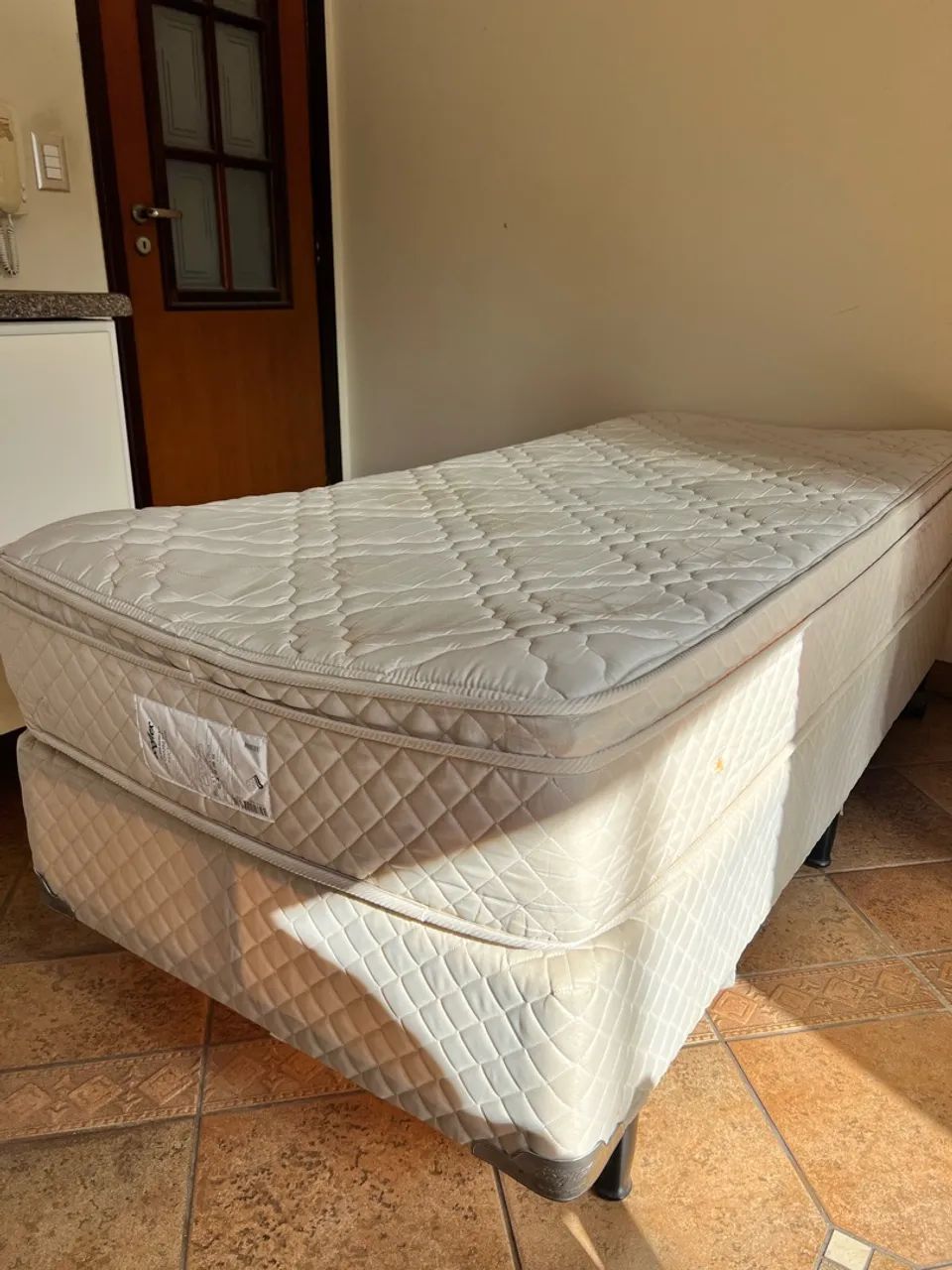 Vendo cama box solteiro usada