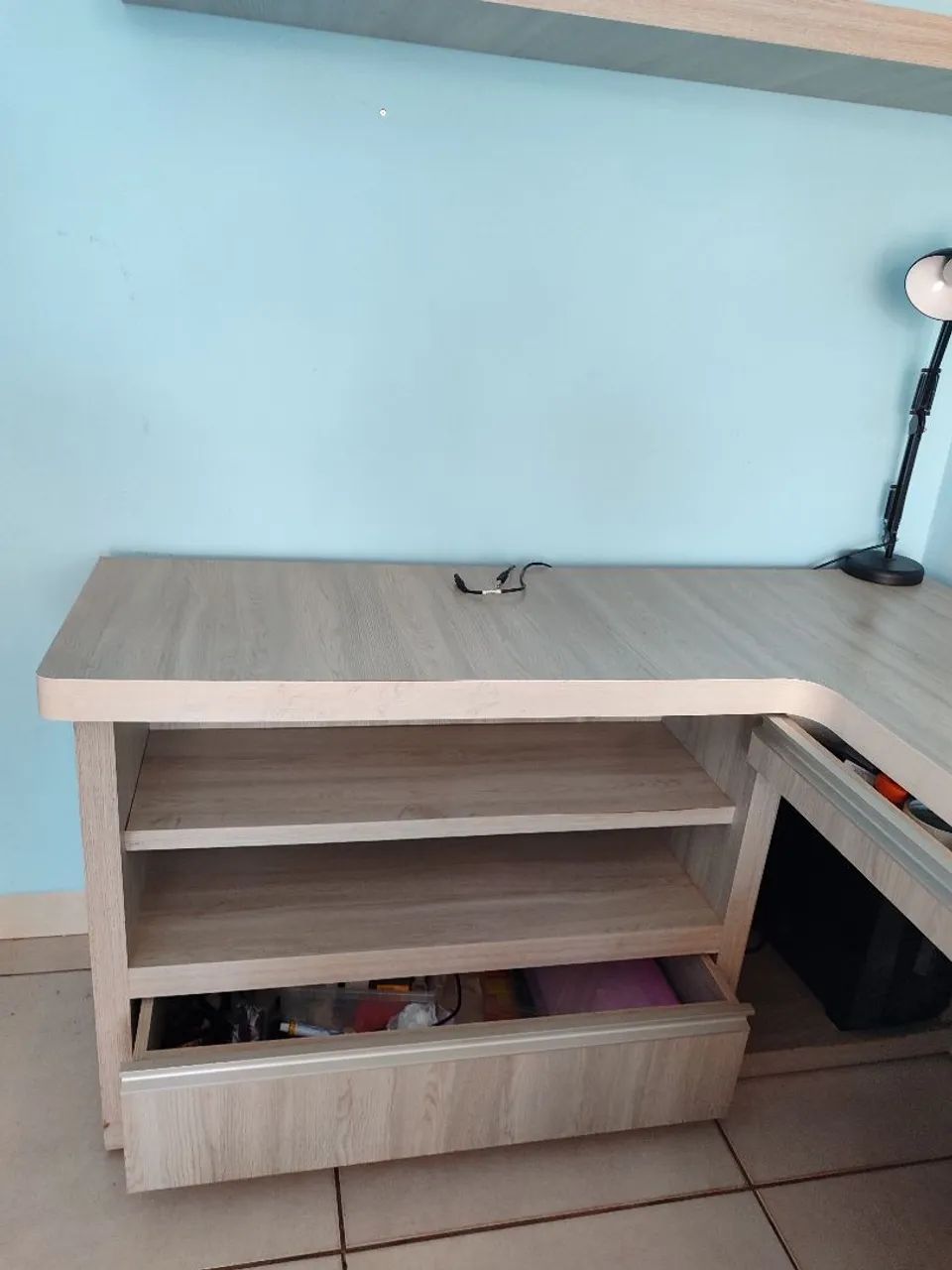 Mesa de escritório com prateleira - Foto 3