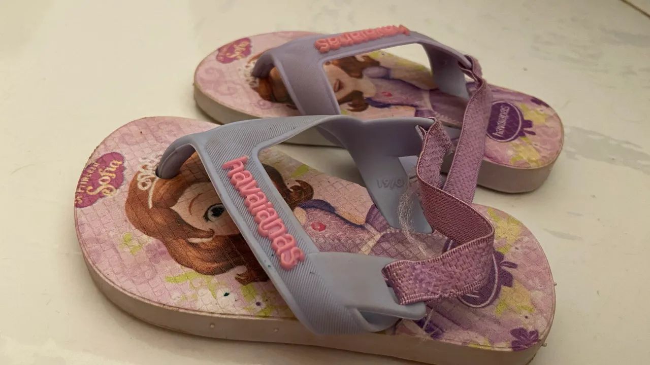 Vende - se chinelas infantis 