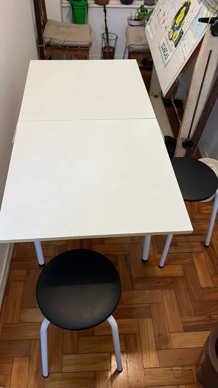 Mesa retrátil com banqueta 