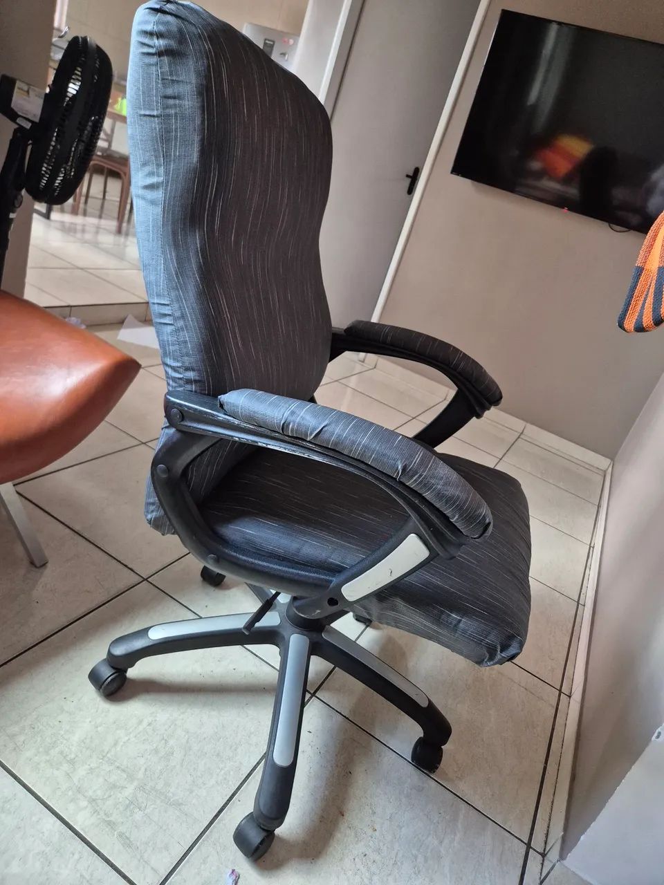 Vendo cadeira de escritório  - Foto 3