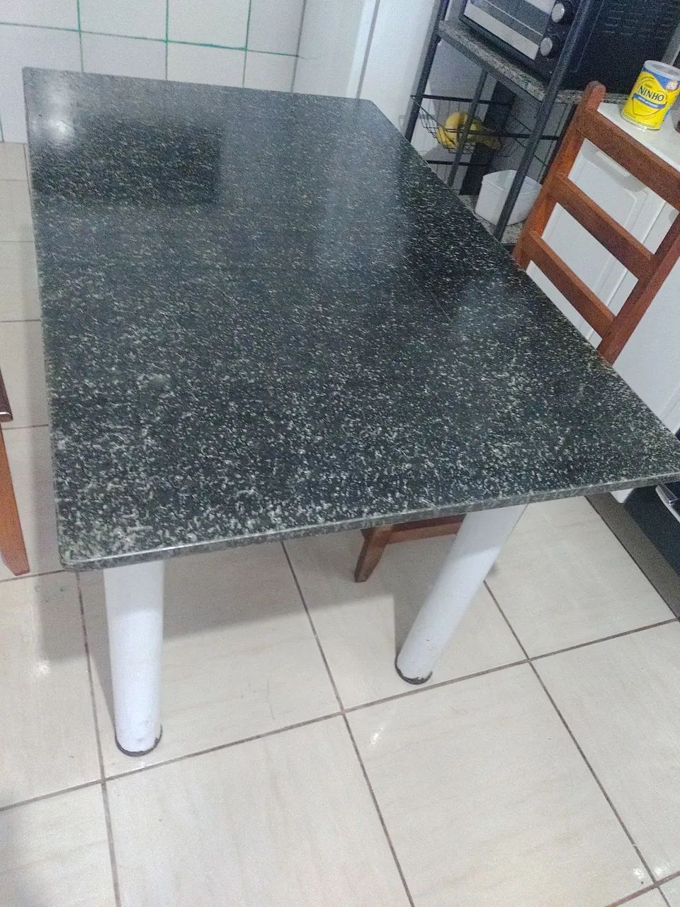 Mesa tubular com tampo de mármore 