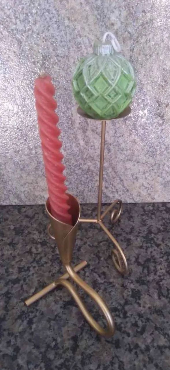 Castiçais antigos de metal.  - Foto 5
