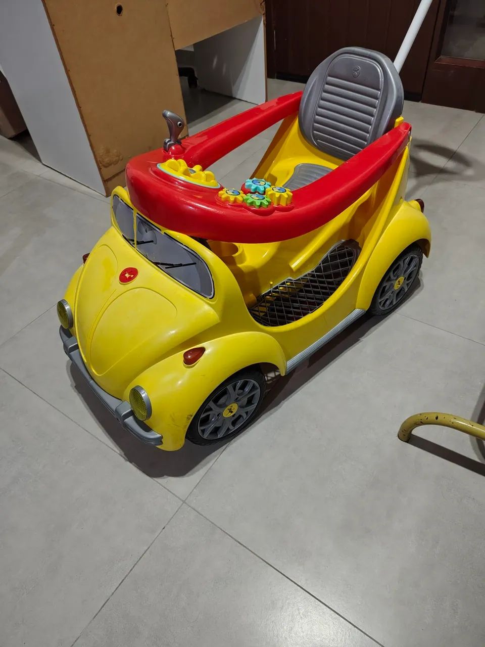 Carro de brinquedo infantil com pedal
