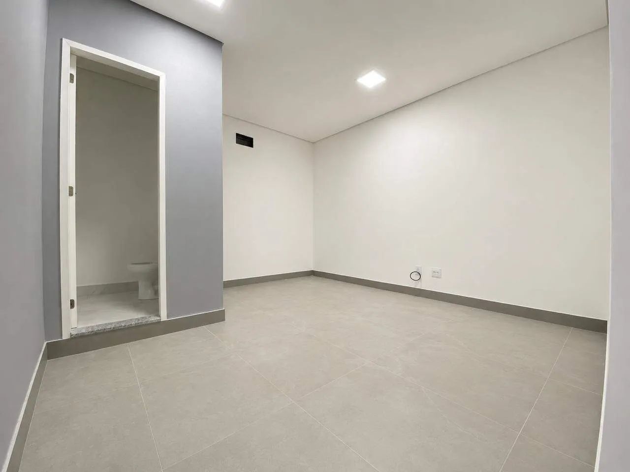 Sala Comercial em Prédio Novo no Coração do Barreiro de Baixo - Foto 4
