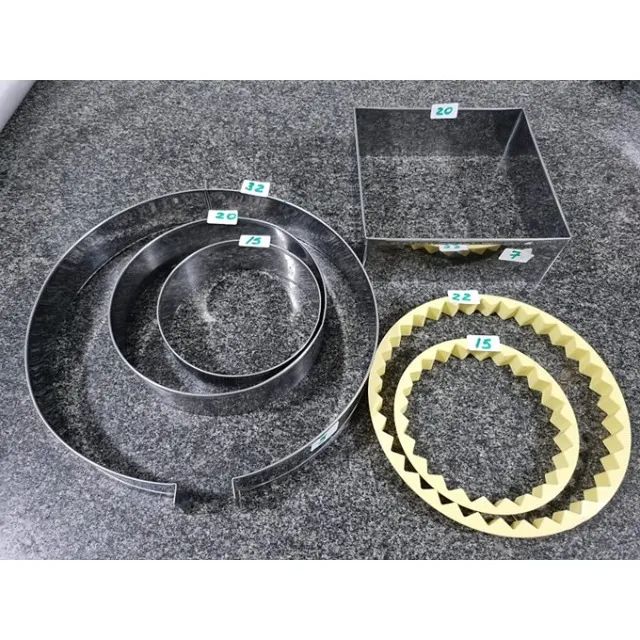 5 aros redondo e quadrado e 2 cortadores de torta