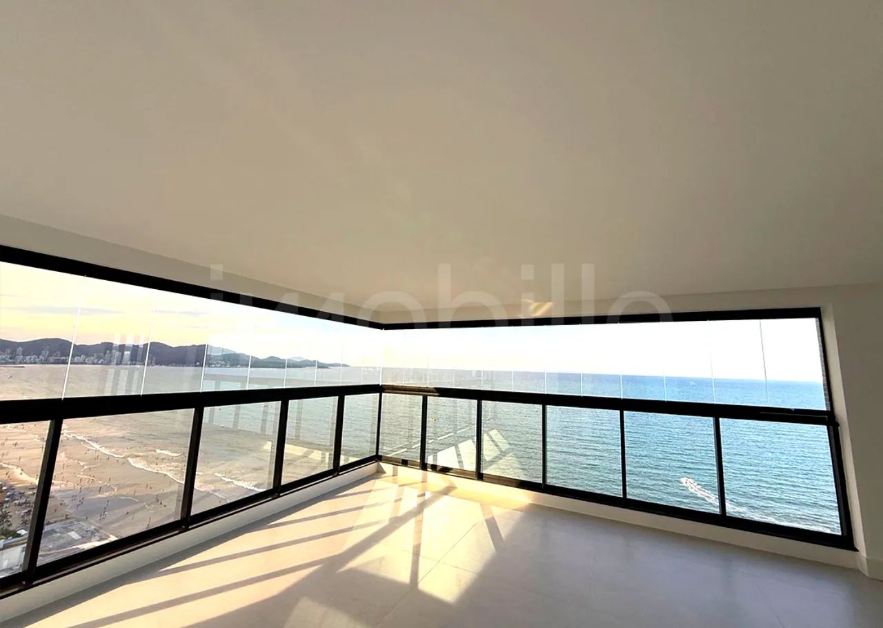 Apartamento quadra mar no Edifício Horizon Palace em Itapema.