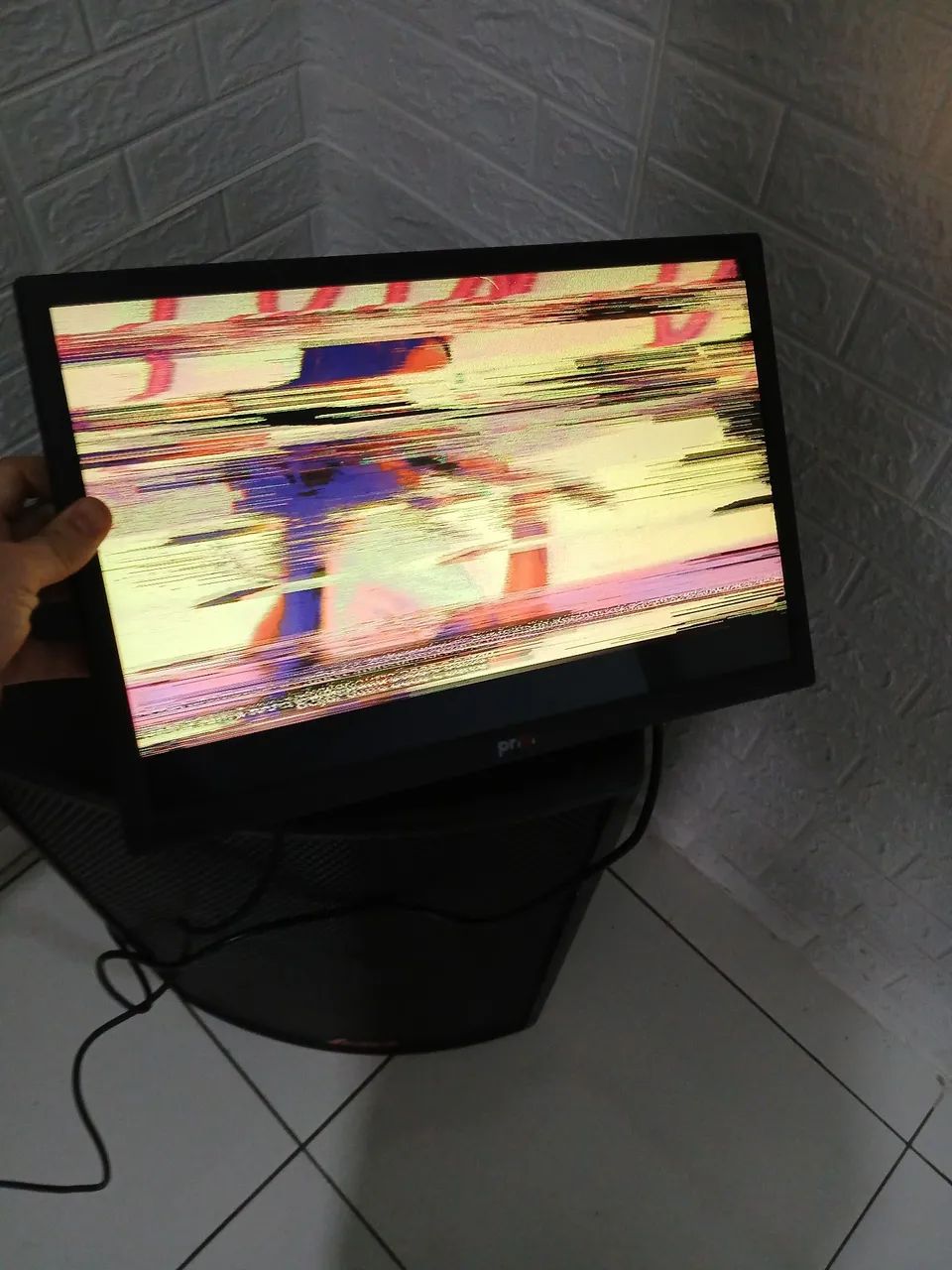 Monitor Prizi 19 polegadas com defeito 