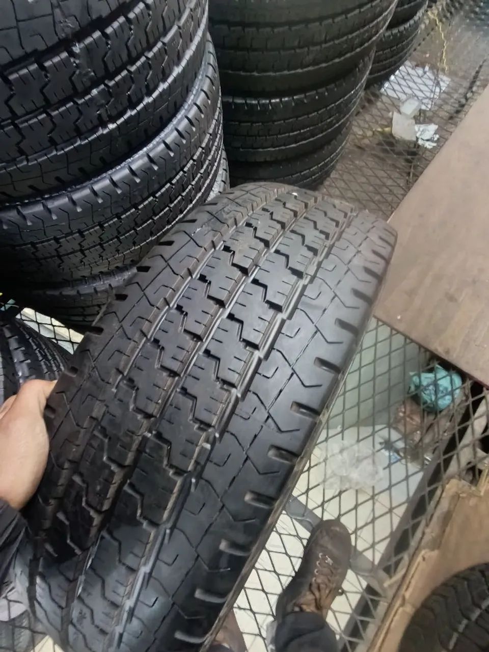 Pneu Continental 225/75/16 $400  - Foto 3