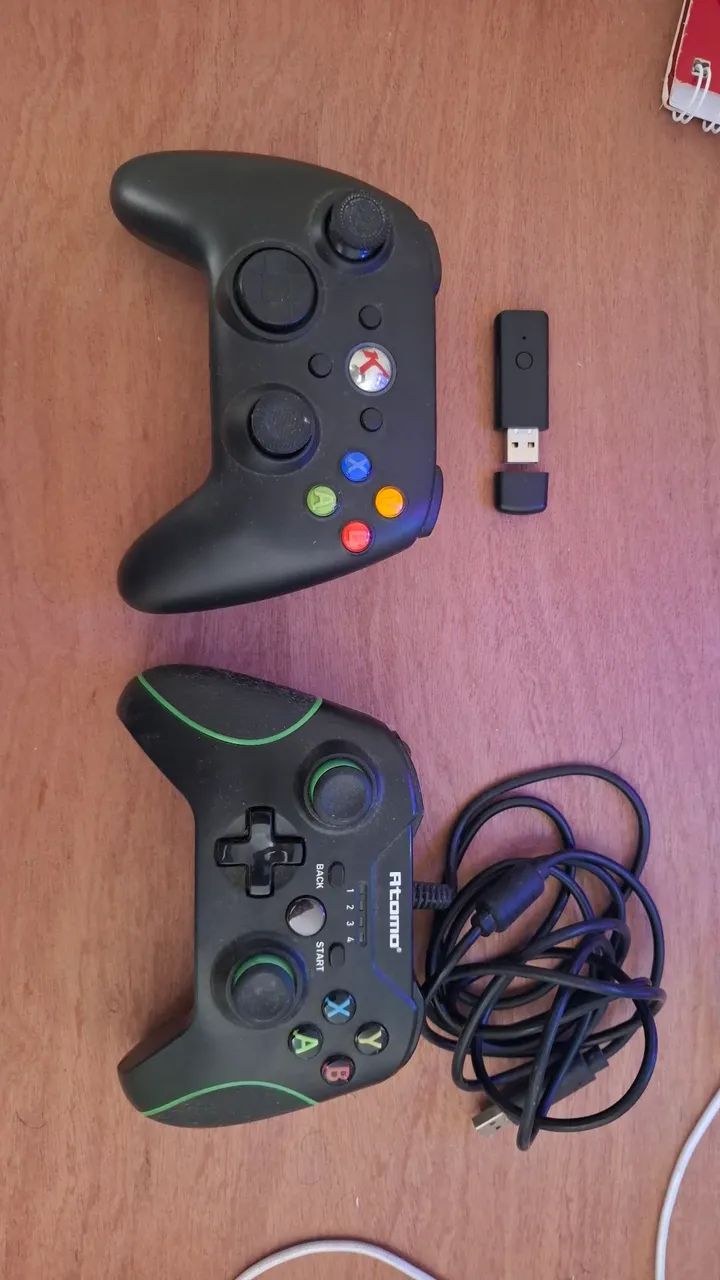 DOIS CONTROLES DE XBOX COM E SEM FIO - Foto 2