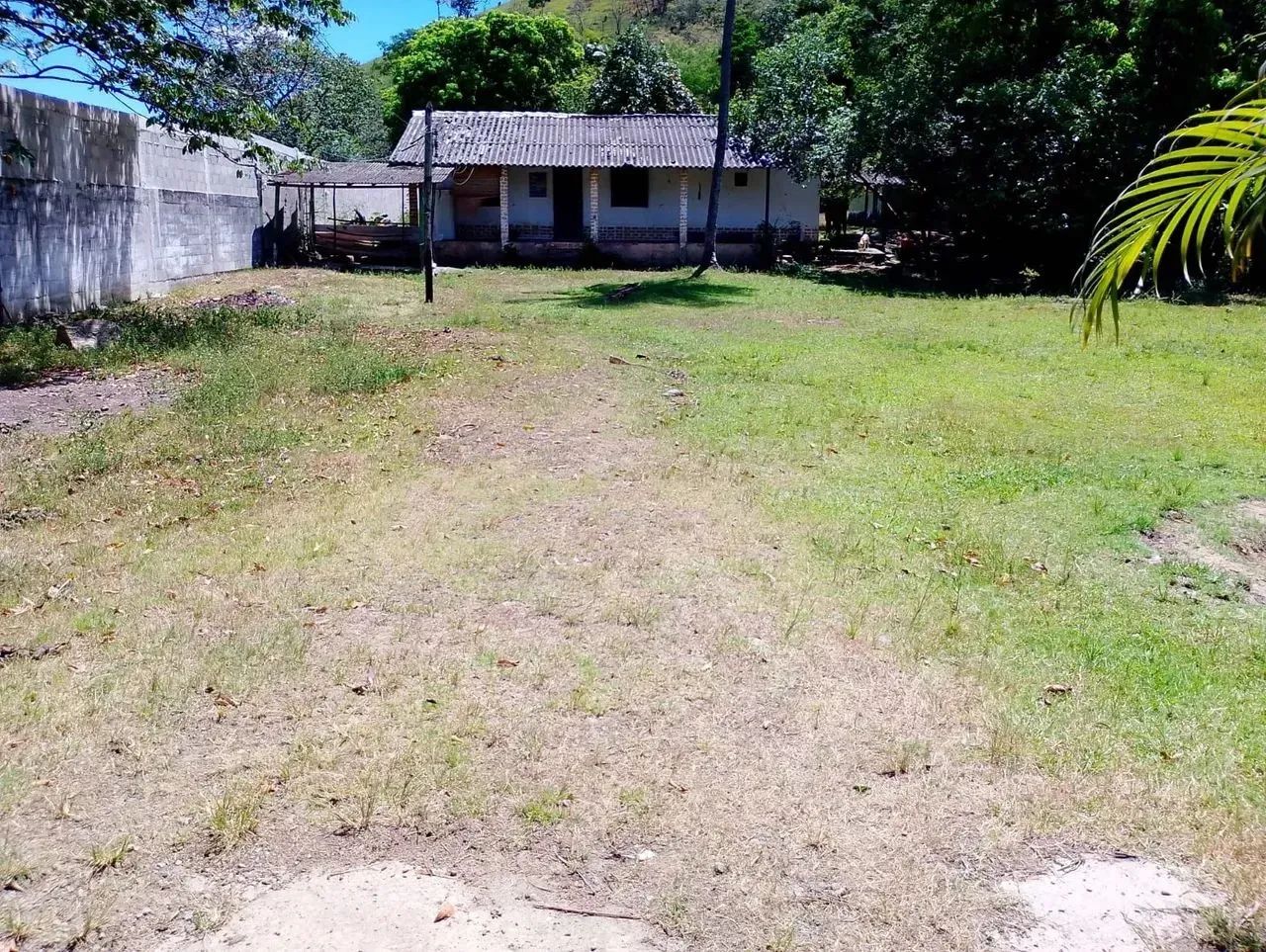 Sitio com 2800 m2 em Seropedica com casa de 4 qts