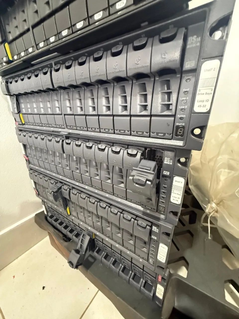 Gaveta NetApp DS4246 (A "SAS" com discos) - Foto 4
