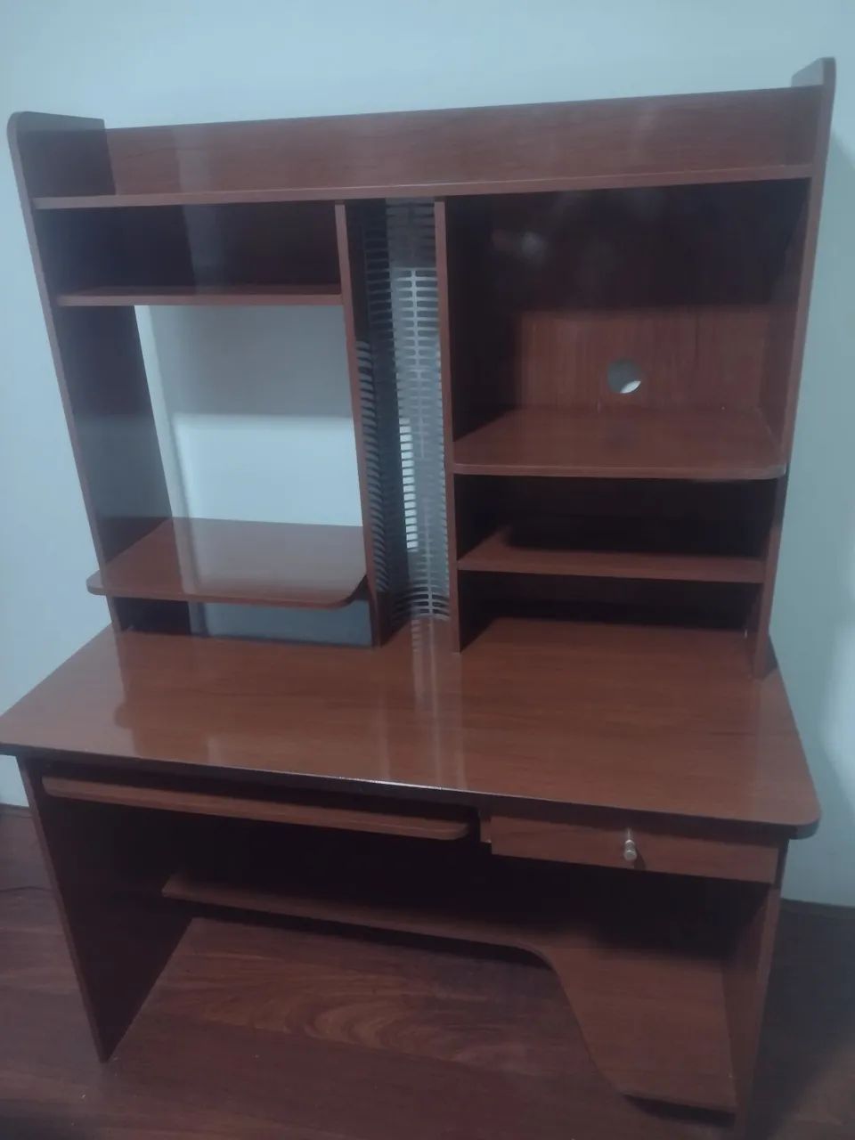 Rack/Escrivaninha com torre porta CDs integrada de madeira 