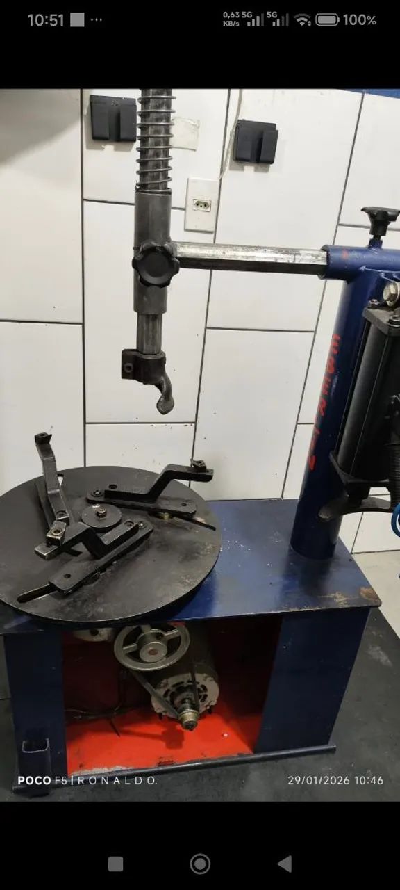 Vende-se máquina de tirar pneu de moto e carro 