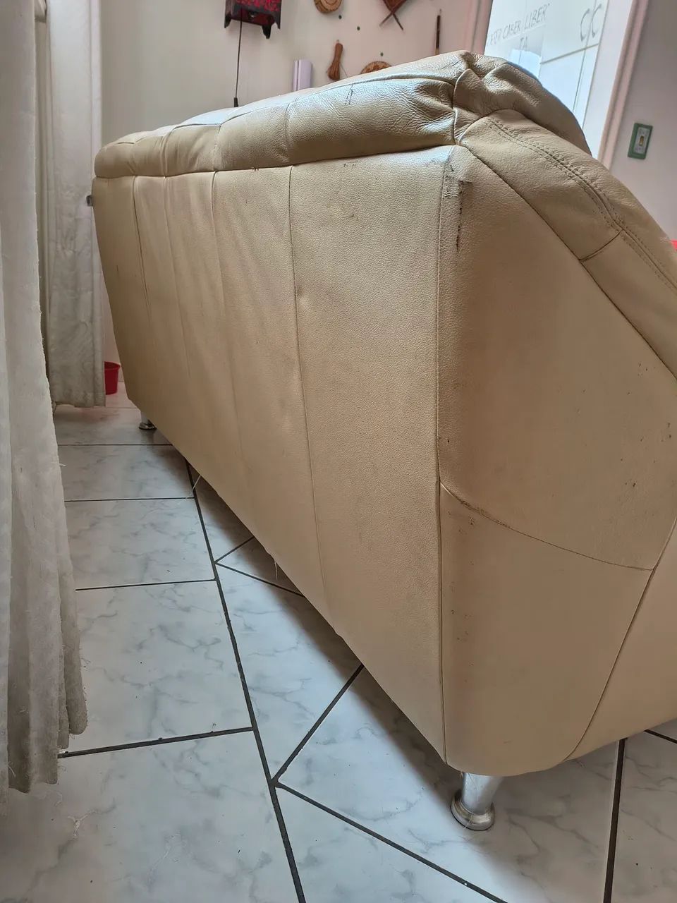 Sofá 3 lugares couro legítimo bege - Foto 4