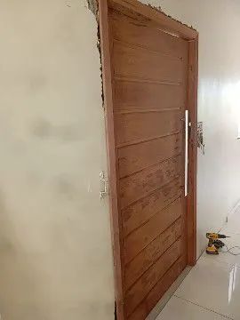Carpinteiro em montagem de portas de madeira  - Foto 5