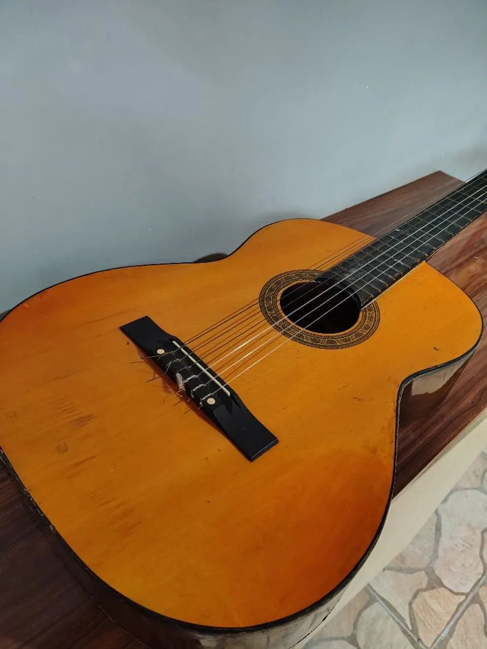 Violão com avarias 
