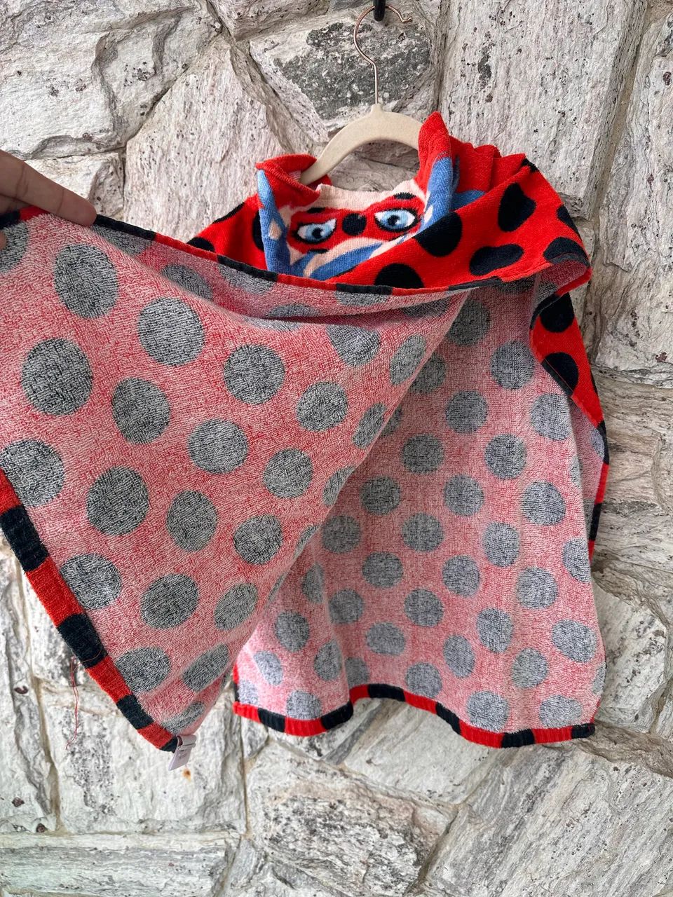 Toalha poncho infantil com capuz. Tema LadyBug   - Foto 3