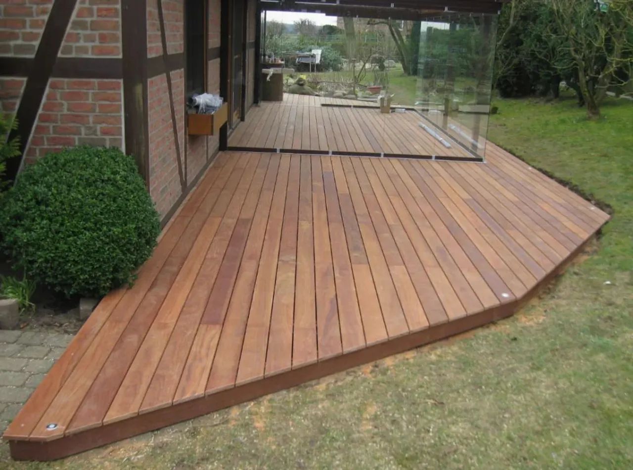 Deck em geral e painéis em madeiras