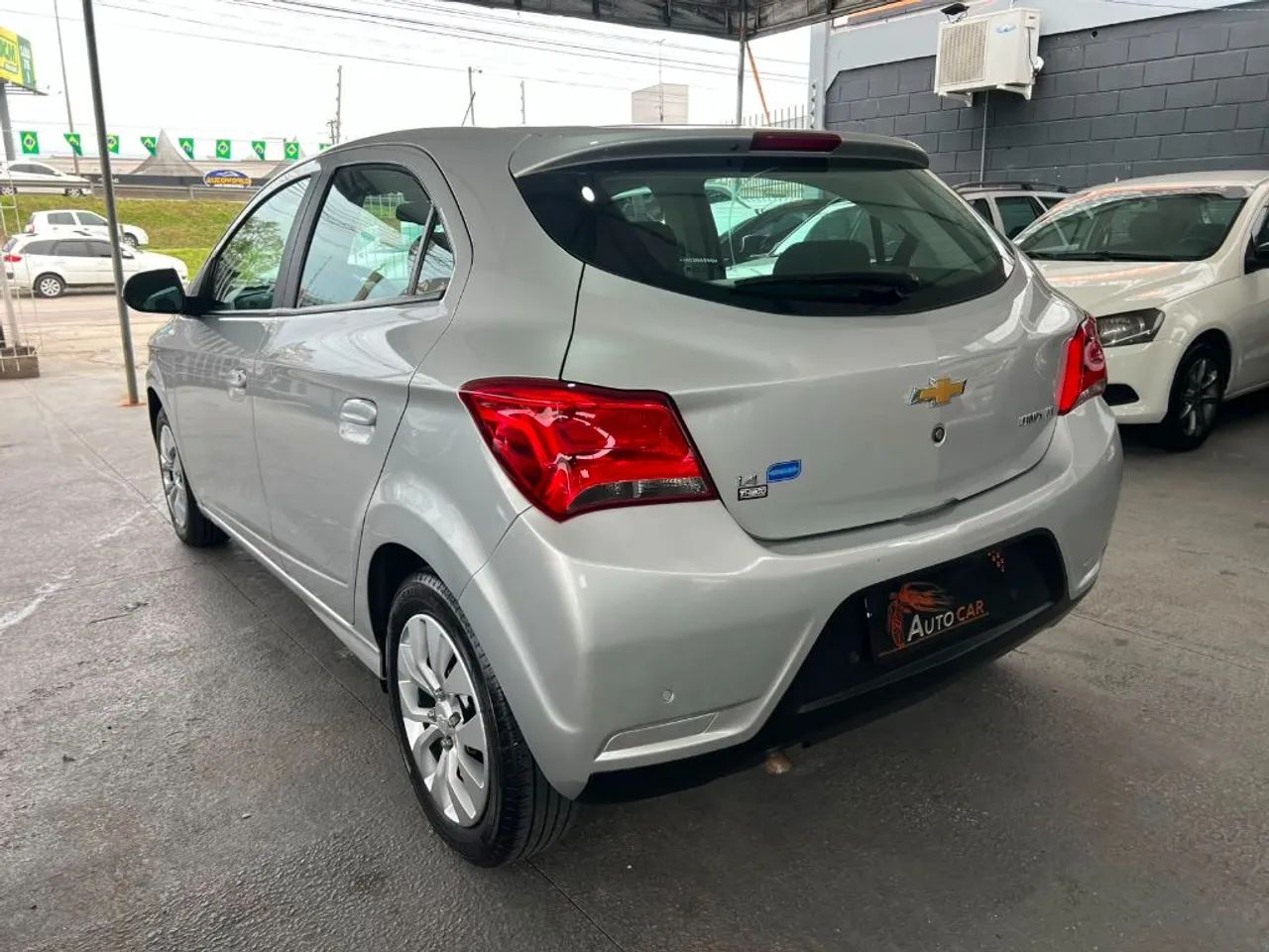 Chevrolet Onix Hatch LT 1.4 8V Flex Mec. 4P 2017 - Foto 2