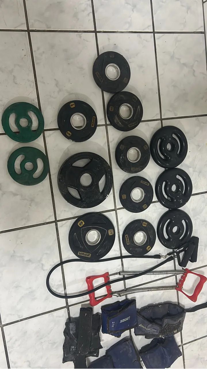 Anilhas de 5 e 3 kg mais tornozeleiras  - Foto 3