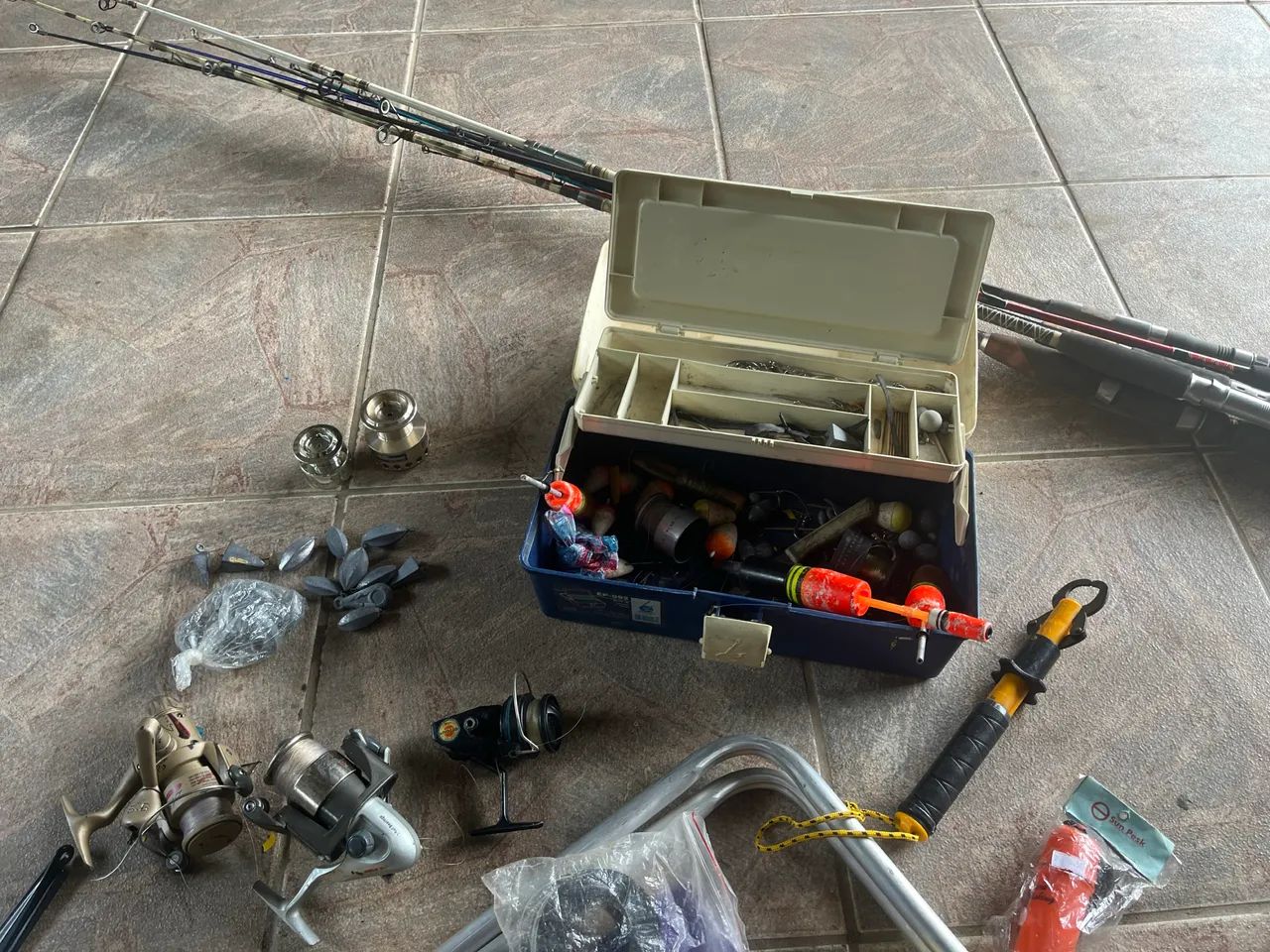 Equipamentos de pesca molinetes varas suporte linha  - Foto 4