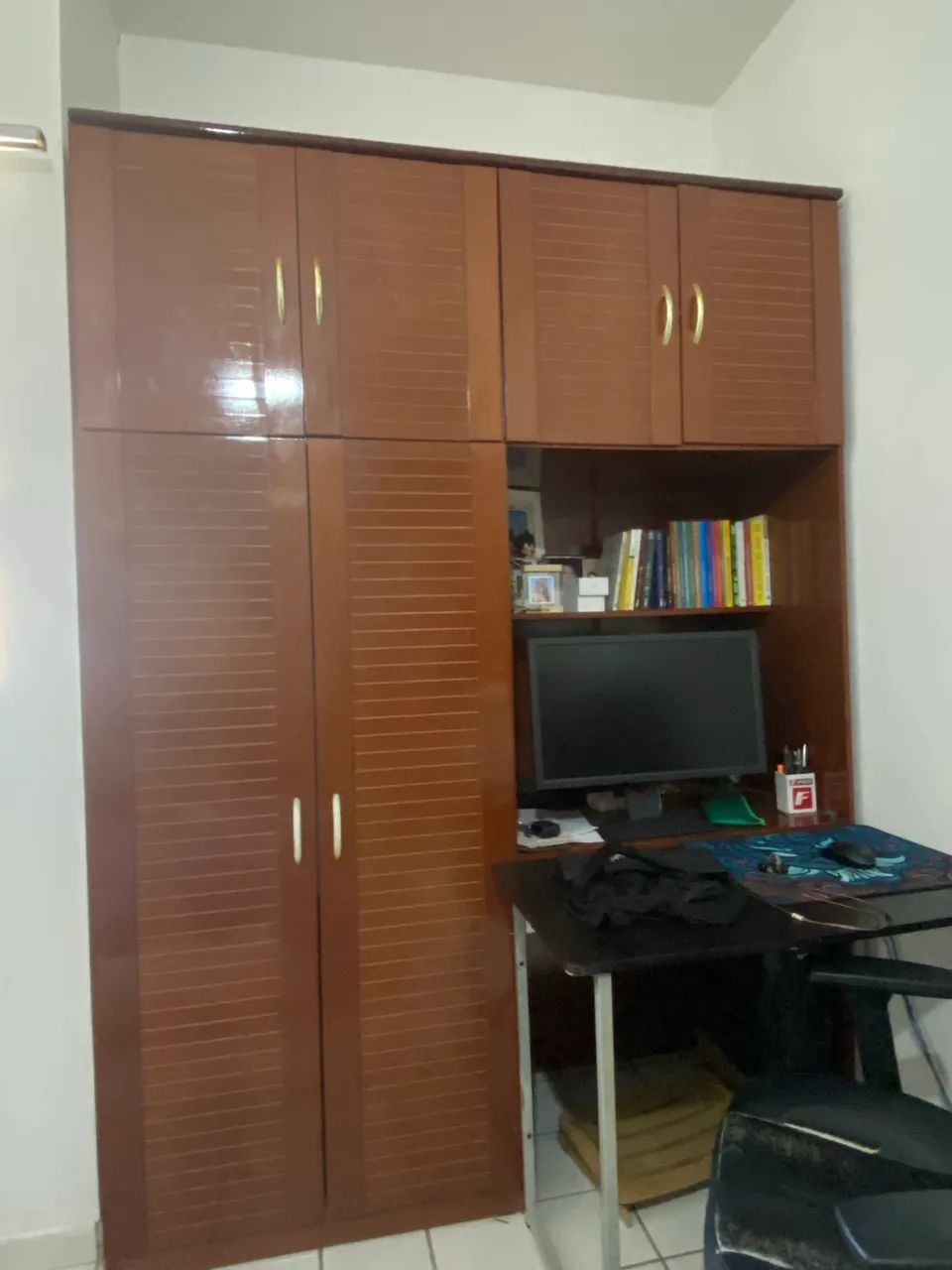 Guarda roupa com 2 portas, escrivaninha e 4 armários 
