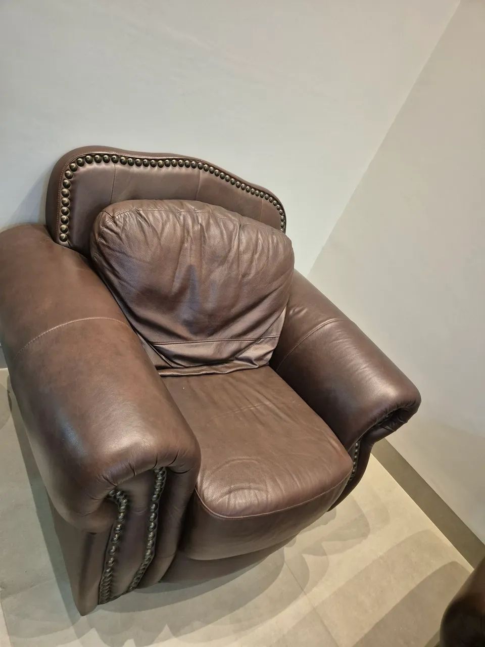 SOFA DE COURO MUITO NOVO CONSERVADO - Foto 5
